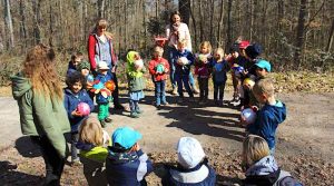 Kindergartengruppe im Wald