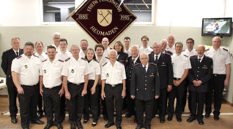 Gruppenfoto mit Geehrten bei der Freiwilligen Feuerwehr Heumaden im Mai 2022