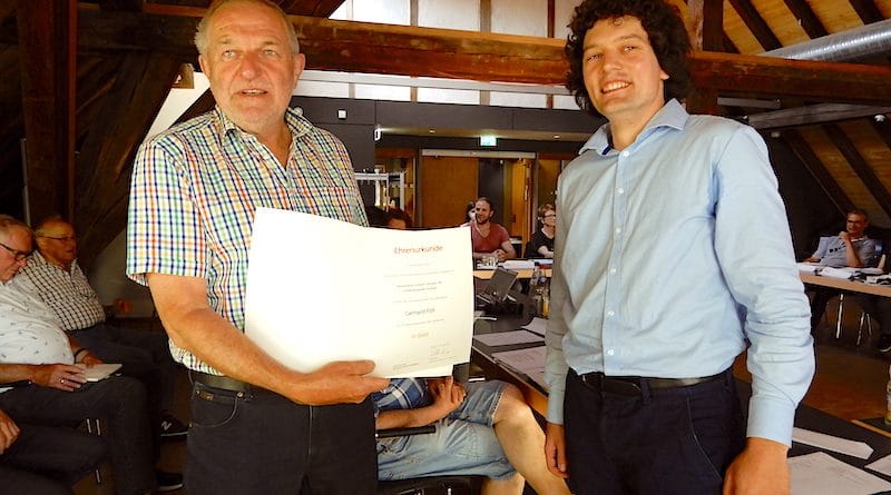 Gerhard Föll erhält von Jakob Bubenheimer die Goldene Ehrennadel nebst Urkunde des Städtetags