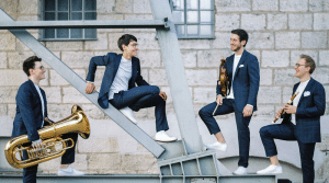 Hanke Brothers mit Musikinstrumenten auf einer Treppe