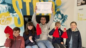 Elternbeirat und Klassensprecher der Grundschule Heumaden übergeben an STELP eine Spende