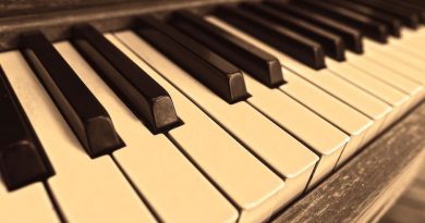 Blick auf Tasten eines Klaviers