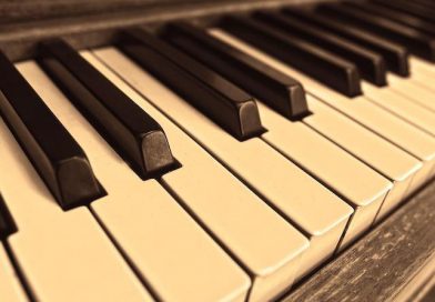 Blick auf Tasten eines Klaviers