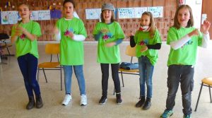 5 Mädchen des Jugendchors SnipHop proben in der Schulaula Heumaden