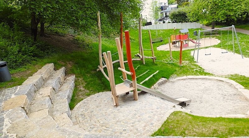 Blick über den 2021 neu gestalteten Kinderspielplatz Mannspergerstraße