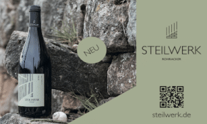 Anzeige von Steilwerk zeigt eine Flasche Wein vor einem Weinberghintergrund