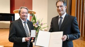 Rolf Glemser und Dr. Clemens Maier bei der Überreichung des Bundesverdienstkreuzes