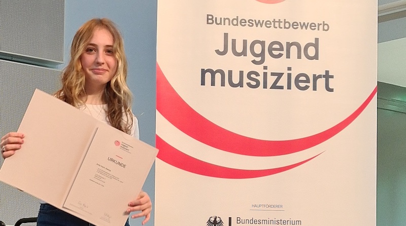Emily Kisch mit Urkunde beim Bundeswettbewerb Jugend musisiziert im Juni 2022 in Oldenburg