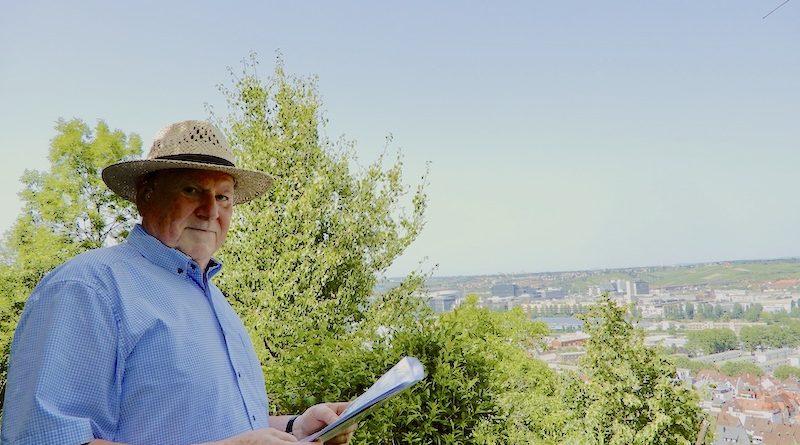 Wangens Ortschronist Martin Dolde vor Stuttgart-Panorama auf der Wangener Höhe