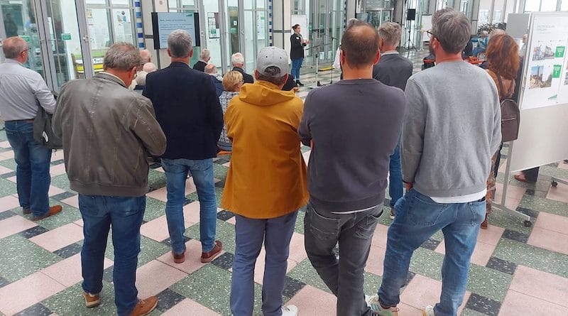 Ostfilderner Bürger stehend in der Halle Nellingen bei der Zukunftswerkstatt Ostfildern 2040