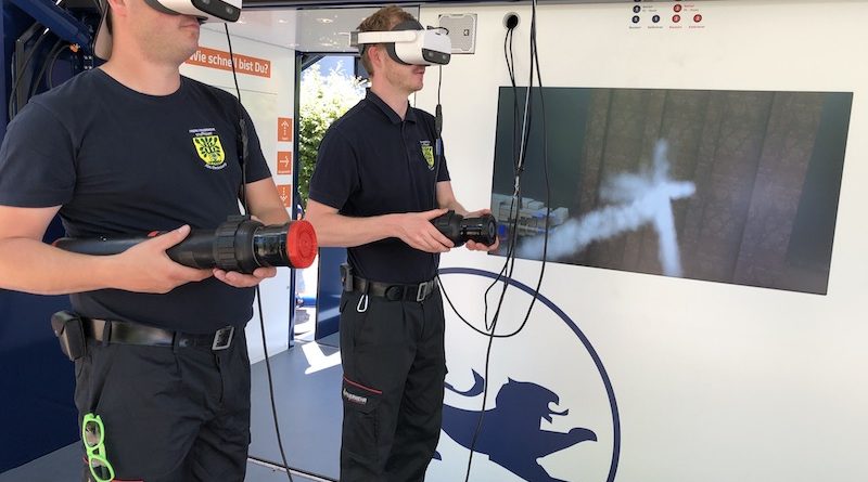 Zwei Riedenberger Feuerwehrmänner mit VR-Brille im Bevölkerungsschutzmobil