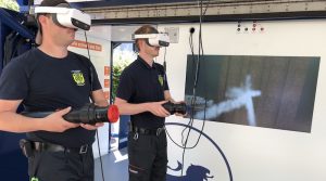 Zwei Riedenberger Feuerwehrmänner mit VR-Brille im Bevölkerungsschutzmobil