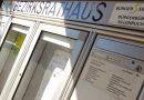 Blick auf den Schaukasten vor dem Bezirksrathaus Sillenbuch