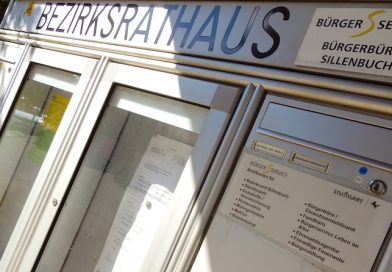Blick auf den Schaukasten vor dem Bezirksrathaus Sillenbuch