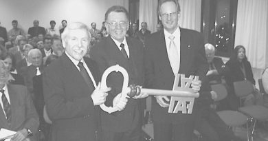 Hans-Günter Baisch, Heinz Weber und Wolfgang Schuster bei der Einweihung des Bürgerhauses Hedelfingen 26.1.2002