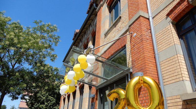 20 Jahre Bürgerhaus Hedelfingen Tag der offenen Tür mit goldener 20 vor dem Haupteingang