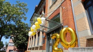 20 Jahre Bürgerhaus Hedelfingen Tag der offenen Tür mit goldener 20 vor dem Haupteingang