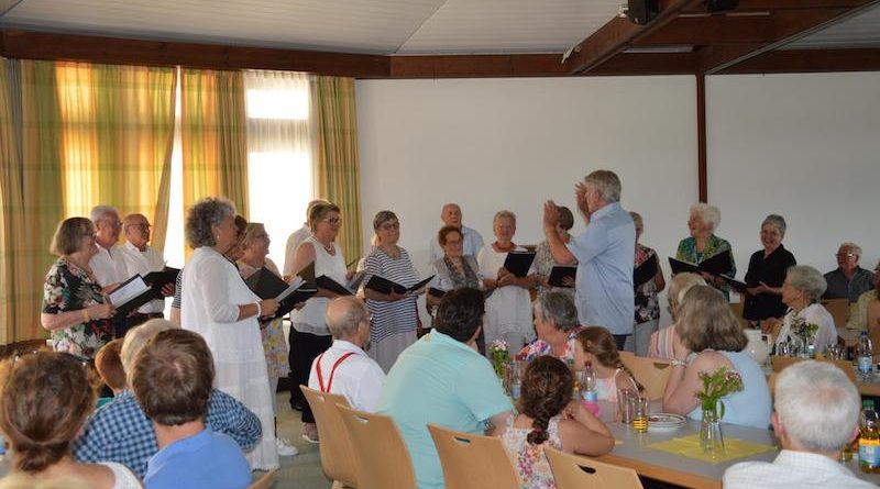 Liederkranz Heumaden beim Chorcafé am 19.6.2022 unter Leitung von Manfred Onnen