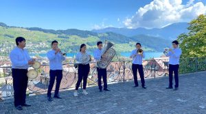 Ecuador Brass Band vor Bergpanorama