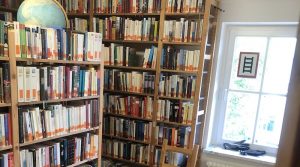 Blick ins Innere der Leihbücherei Riedenberg