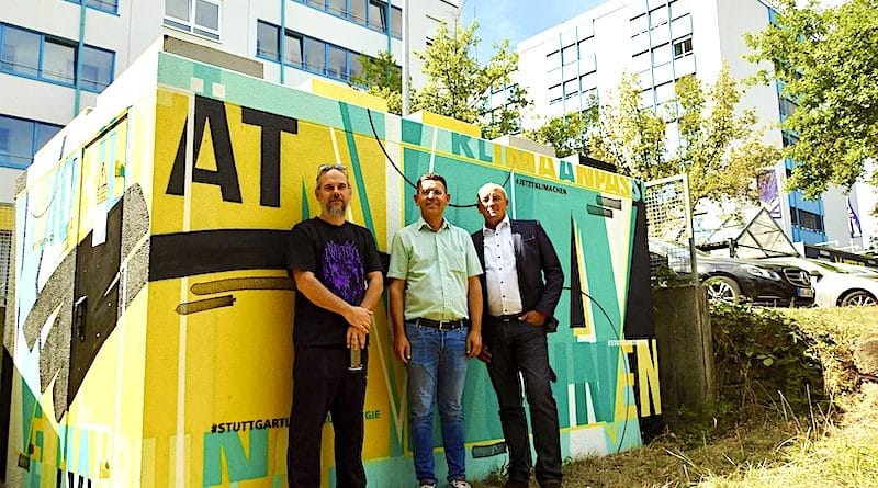 Frederik Merkt, Hans Peter Klein und Harald Hauser vor der Graffiti-Umspannstation am Sillenbucher Markt