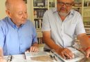 Hedelfinger Ortshistoriker Hans-Peter Seiler und Michael Wießmeyer beim Stöbern alter Unterlagen