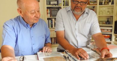 Hedelfinger Ortshistoriker Hans-Peter Seiler und Michael Wießmeyer beim Stöbern alter Unterlagen