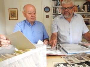 Hans-Peter Seiler und Michael Wießmeyer beim Stöbern in historischen Fotos