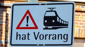 Warnschild „Stadtbahn hat Vorrang” an Schienenübergang