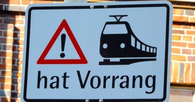 Warnschild „Stadtbahn hat Vorrang” an Schienenübergang