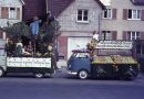 Zwei vom OGV Hedelfingen für den Volksfestumzug 1962 gestaltete Wagen
