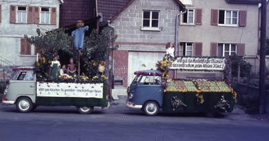 Zwei vom OGV Hedelfingen für den Volksfestumzug 1962 gestaltete Wagen