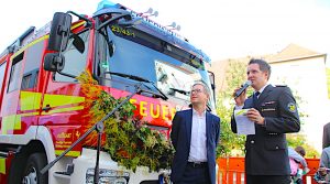Kai Freier und Matthias Neef bei der Einweihungsfeier vor einem Feuerwehrfahrzeug am 8.10.2022