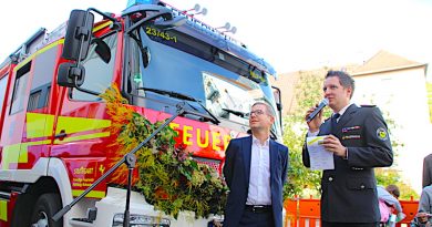Kai Freier und Matthias Neef bei der Einweihungsfeier vor einem Feuerwehrfahrzeug am 8.10.2022