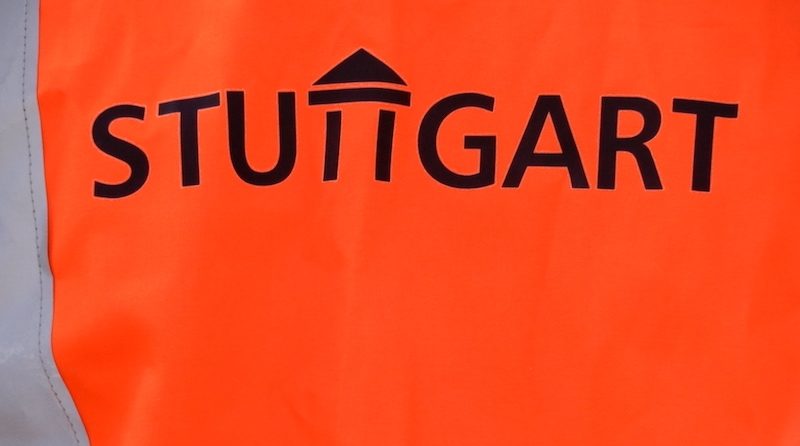orange Baustellenweste mit Schriftzug Stuttgart auf dem Rücken