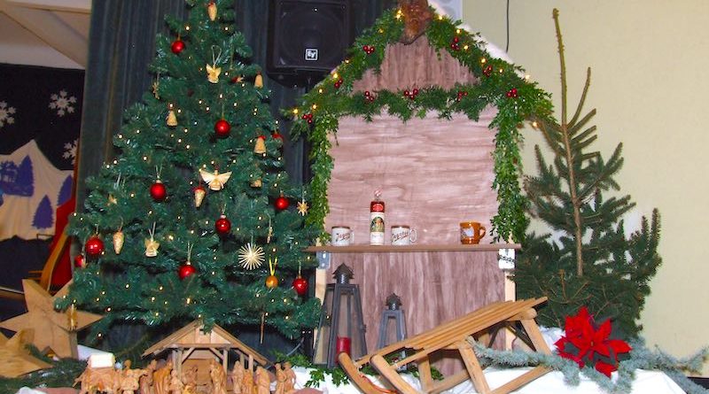 Krippe und Weihnachtsbaum bei Adventsfeier dekoriert