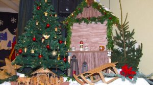 Krippe und Weihnachtsbaum bei Adventsfeier dekoriert