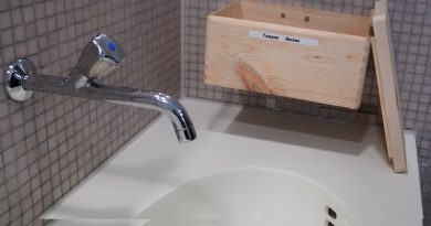 Hygienebox aus Holz neben Waschbecken