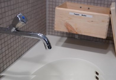 Hygienebox aus Holz neben Waschbecken