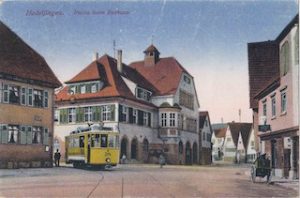 Blick auf Straßenbahn vor dem Rathaus Hedelfingen um 1910