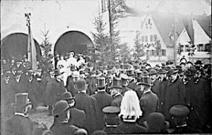 Festgäste vor dem damals neuen Bezirksratshaus Hedelfingen (1910)