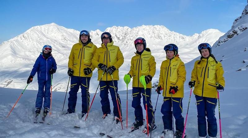Sechs Teilnehmer der Skiausfahrt am Pistenhang