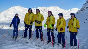 Sechs Teilnehmer der Skiausfahrt am Pistenhang
