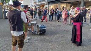 Straßenmusik in Stuttgart, beobachtet von Bischof Fürst