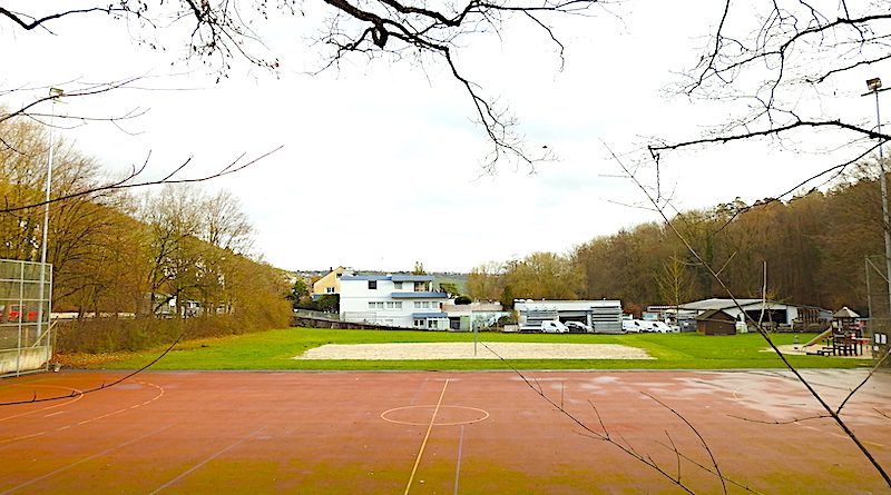 Blick über Spielfeld und Beachvolleyballfeld zur Spielwiese am Dürrbach