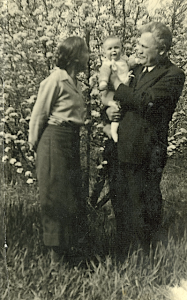 Erika und Hugo Hahn mit Enkeltochter Ilse 1941