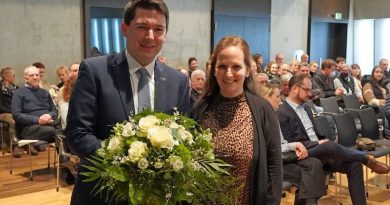 Andreas und Stefanie Rommel mit Blumenstrauß