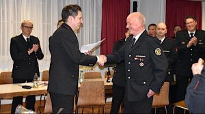 Matthias Neef ernennt Gerd Wolf zum Ehrenmitglied der Feuerwehr Rohracker