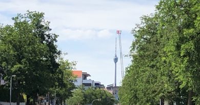 Blicck über die Kirchheimer Straße zur Feuerwehrleiter neben dem Fernsehturm