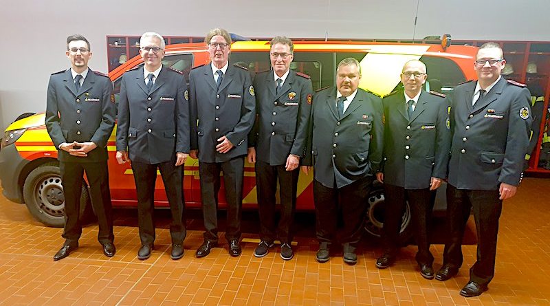 Geehrte und Kommando der Feuerwehr Hedelfingen im Feuerwehrhaus bei der Haputversammlung 2023